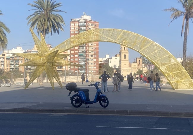 Estrella instalada en la palza de la Crida, frente a las Torres de Serranos.