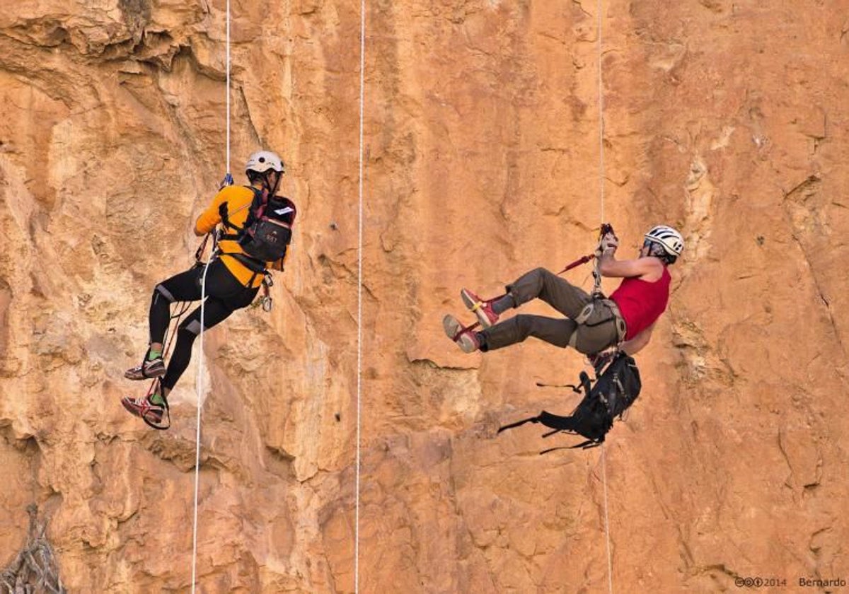 Dos escaladores, en una vía en el cañón de Chulilla.