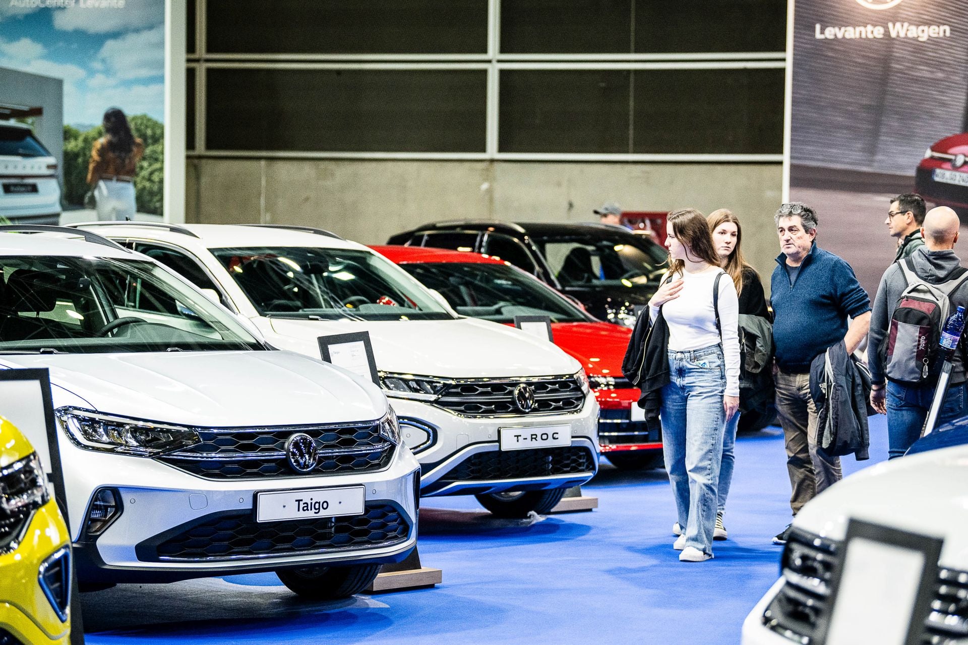 Miles de personas acuden a la feria del automóvil, celebrada en Feria Valencia