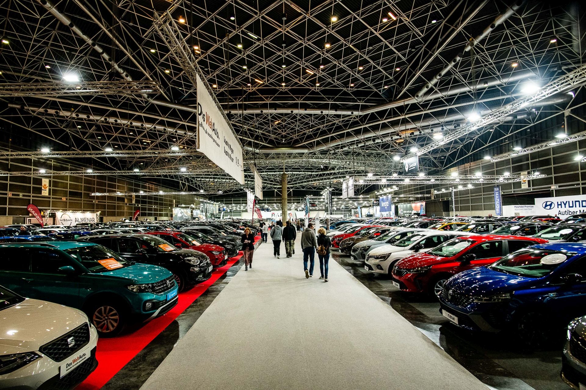 Miles de personas acuden a la feria del automóvil, celebrada en Feria Valencia