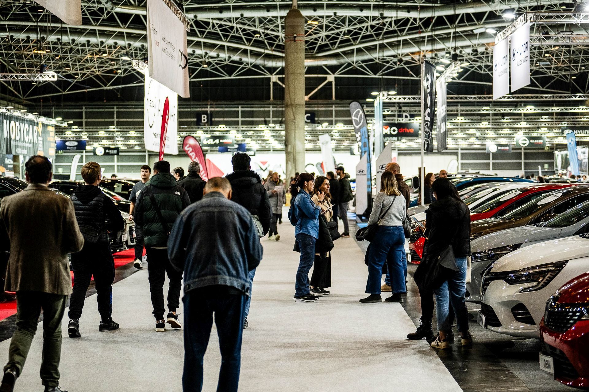 Miles de personas acuden a la feria del automóvil, celebrada en Feria Valencia