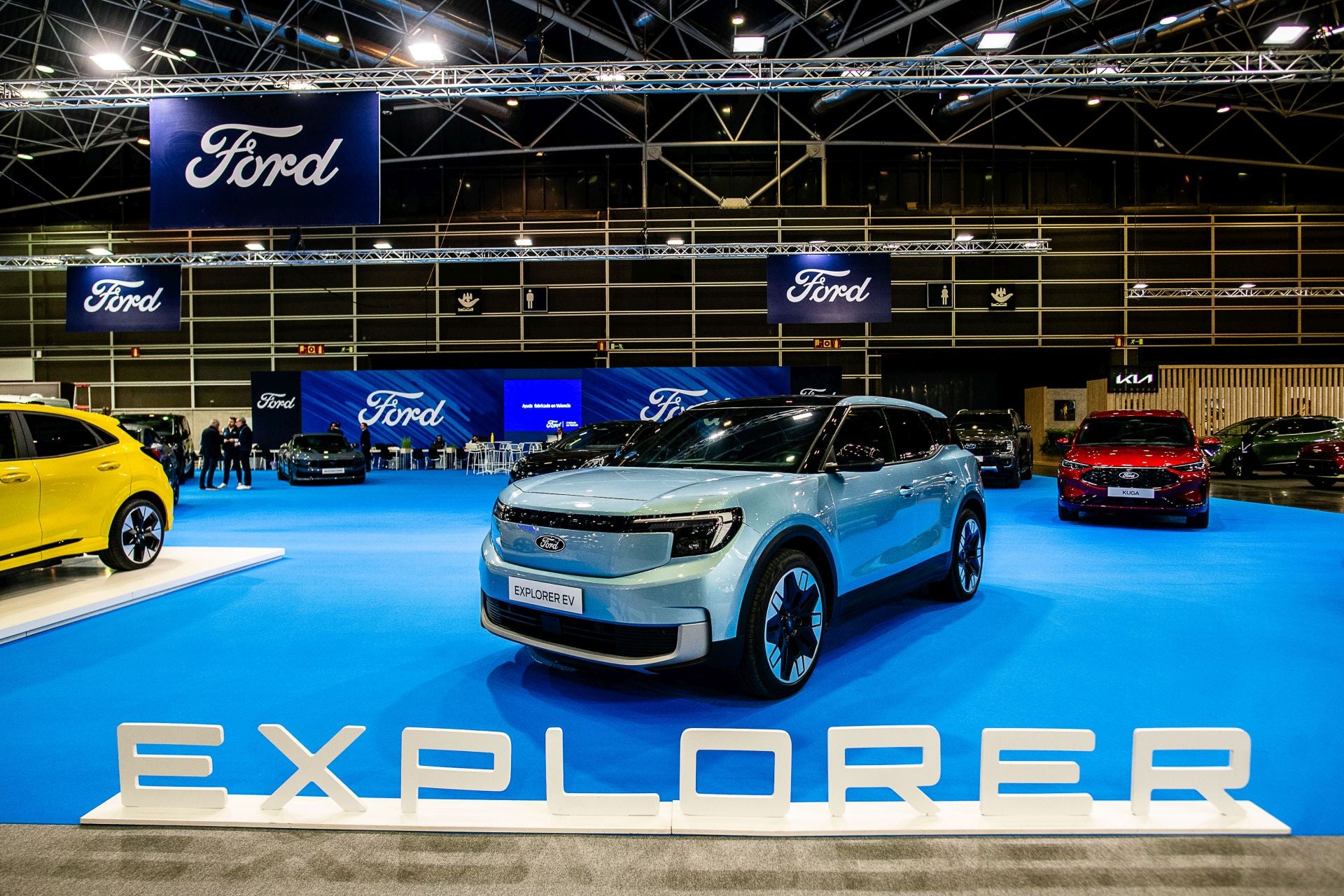 Miles de personas acuden a la feria del automóvil, celebrada en Feria Valencia