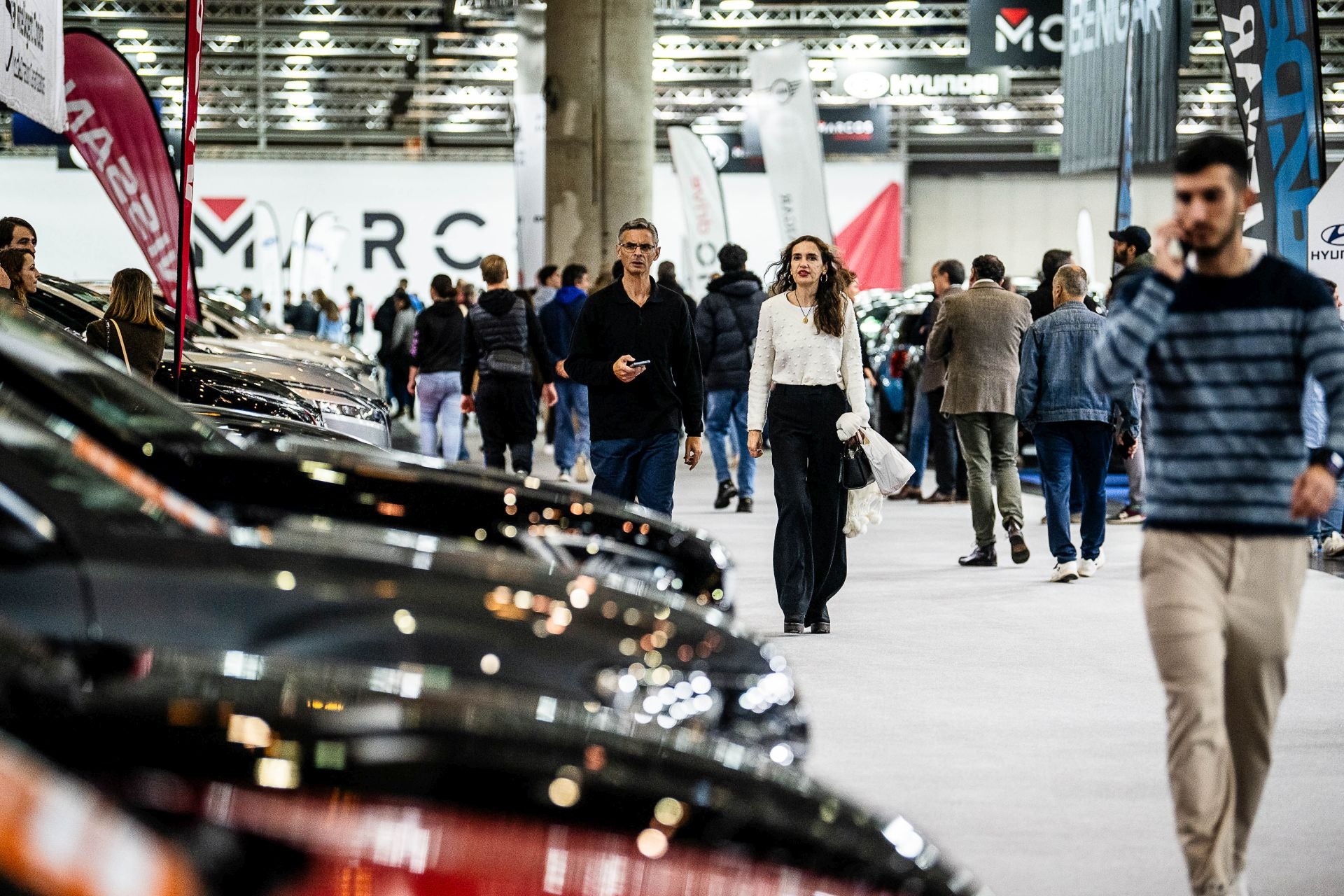 Miles de personas acuden a la feria del automóvil, celebrada en Feria Valencia