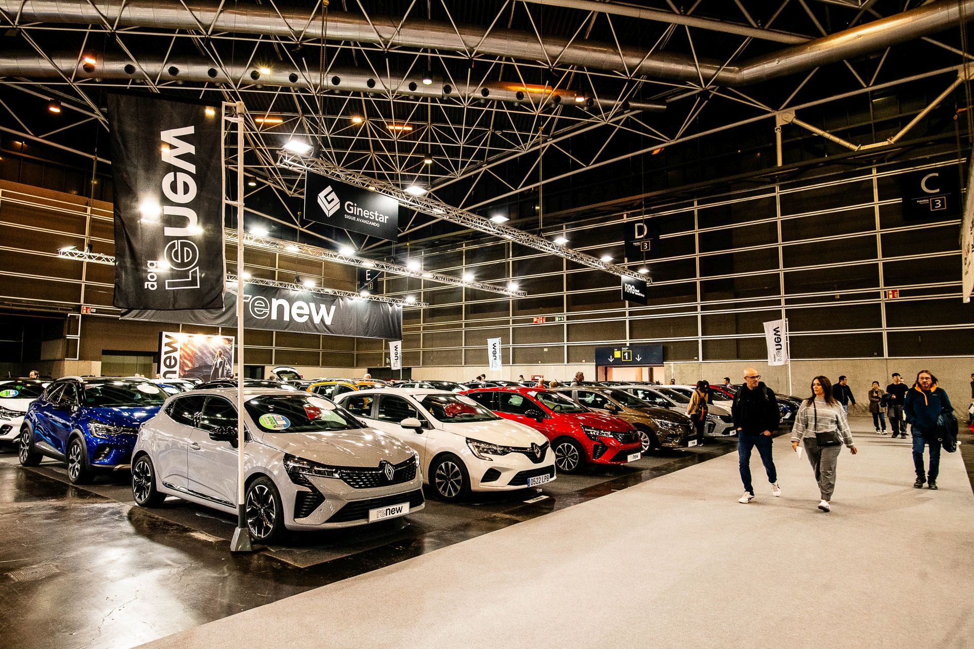 Miles de personas acuden a la feria del automóvil, celebrada en Feria Valencia