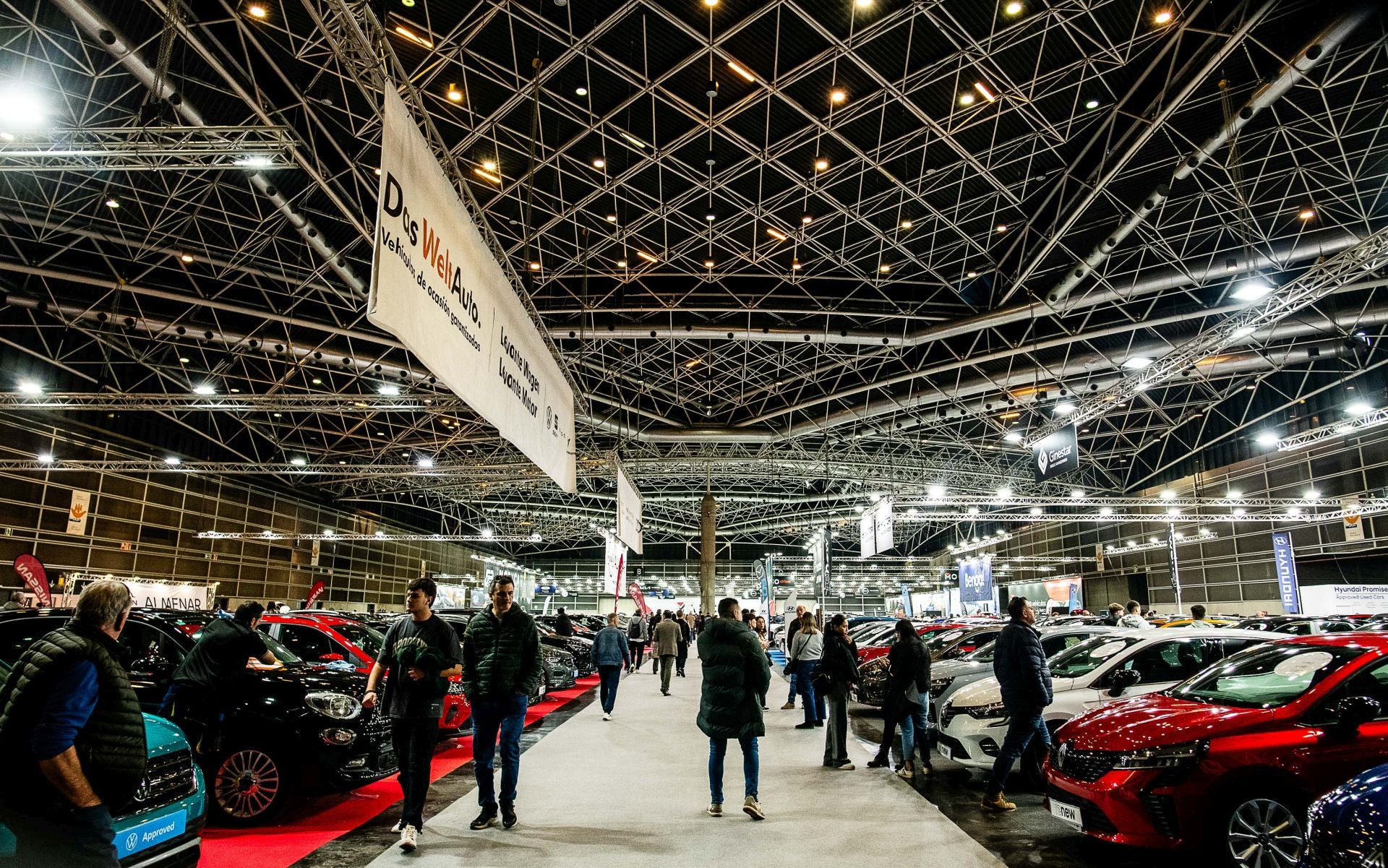 Miles de personas acuden a la feria del automóvil, celebrada en Feria Valencia