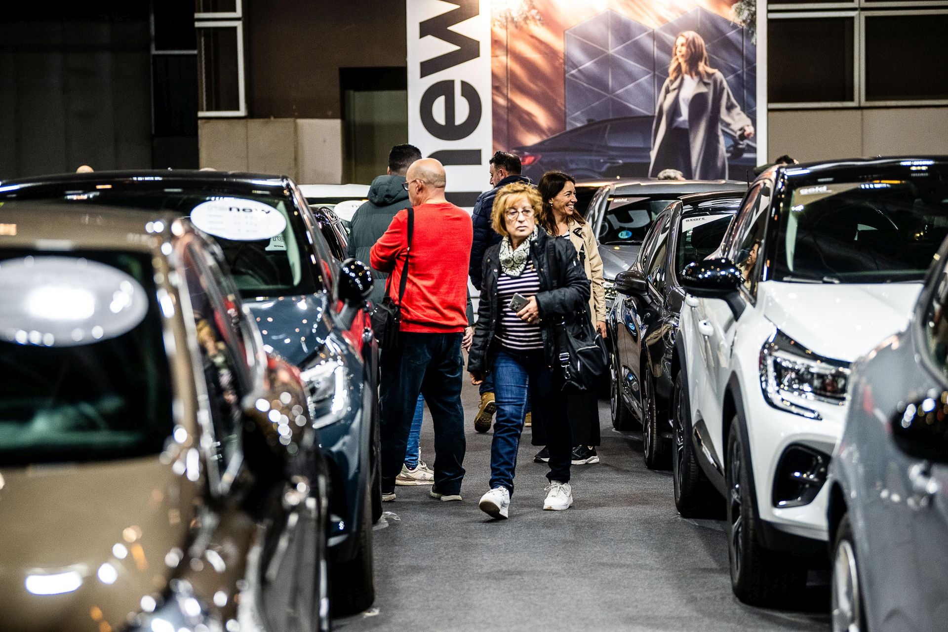 Miles de personas acuden a la feria del automóvil, celebrada en Feria Valencia