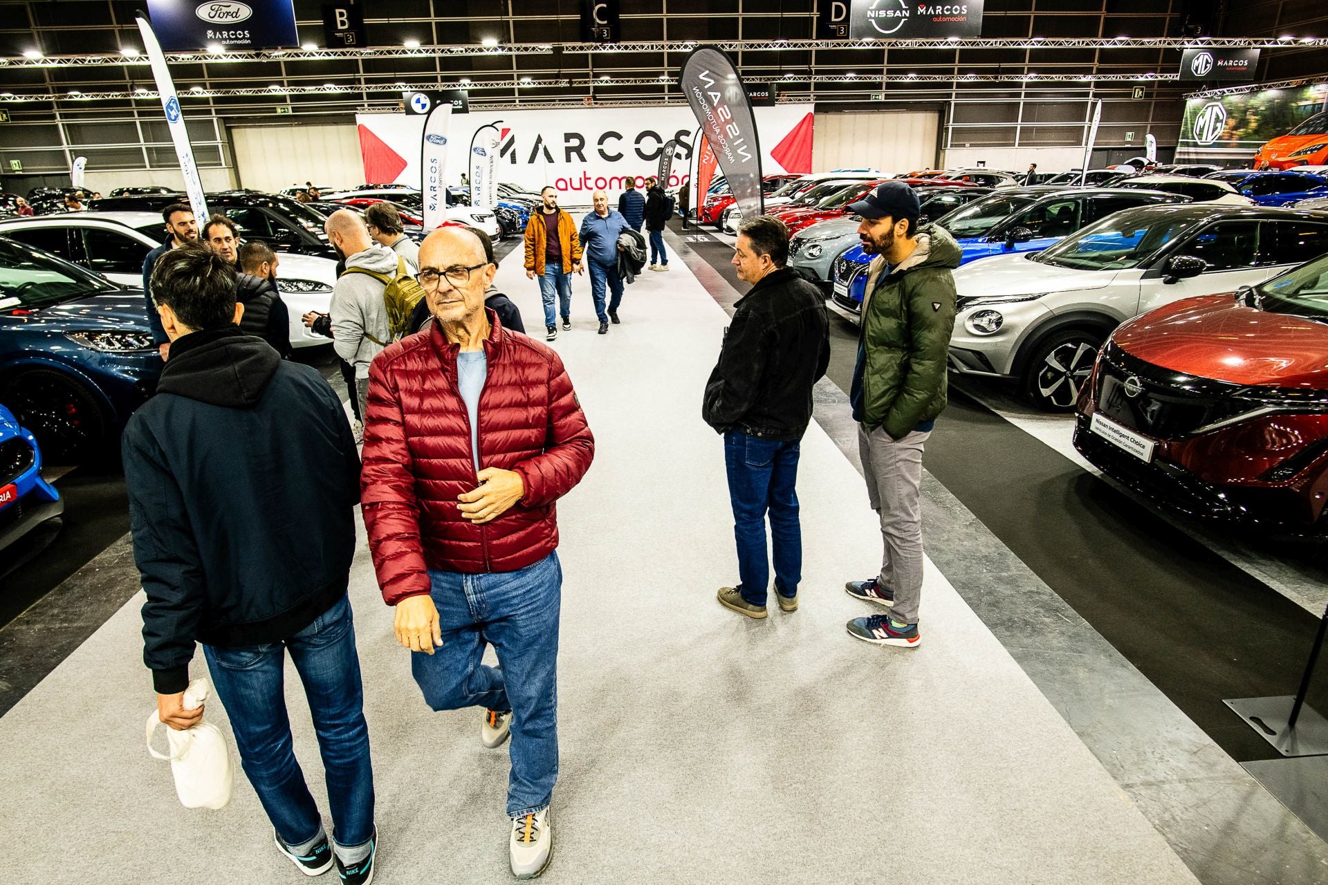 Miles de personas acuden a la feria del automóvil, celebrada en Feria Valencia