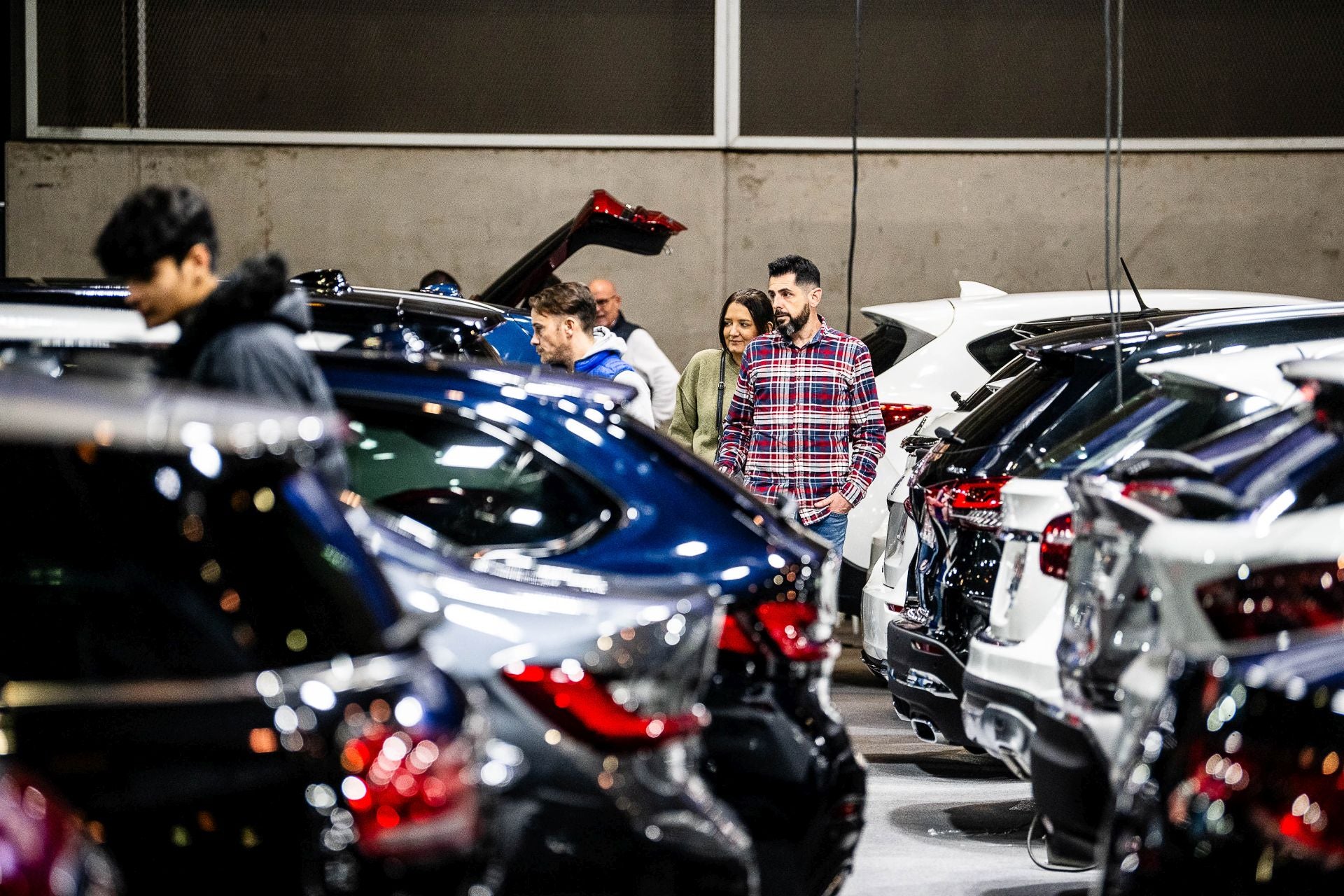 Miles de personas acuden a la feria del automóvil, celebrada en Feria Valencia