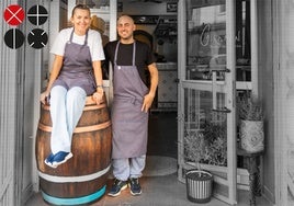 Micaela y José, en la puerta de su restaurante del barrio de Ayora.