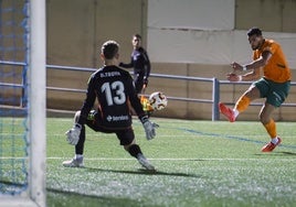 Rafa Mir, en el momento de definir el tercer gol del Valencia ante el Ejea.