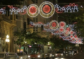 Luces de Navidad en las calles de Alicante, imagen de archivo.