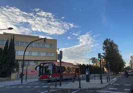 Un autobús de la EMT circula por la renovada avenida Campanar.