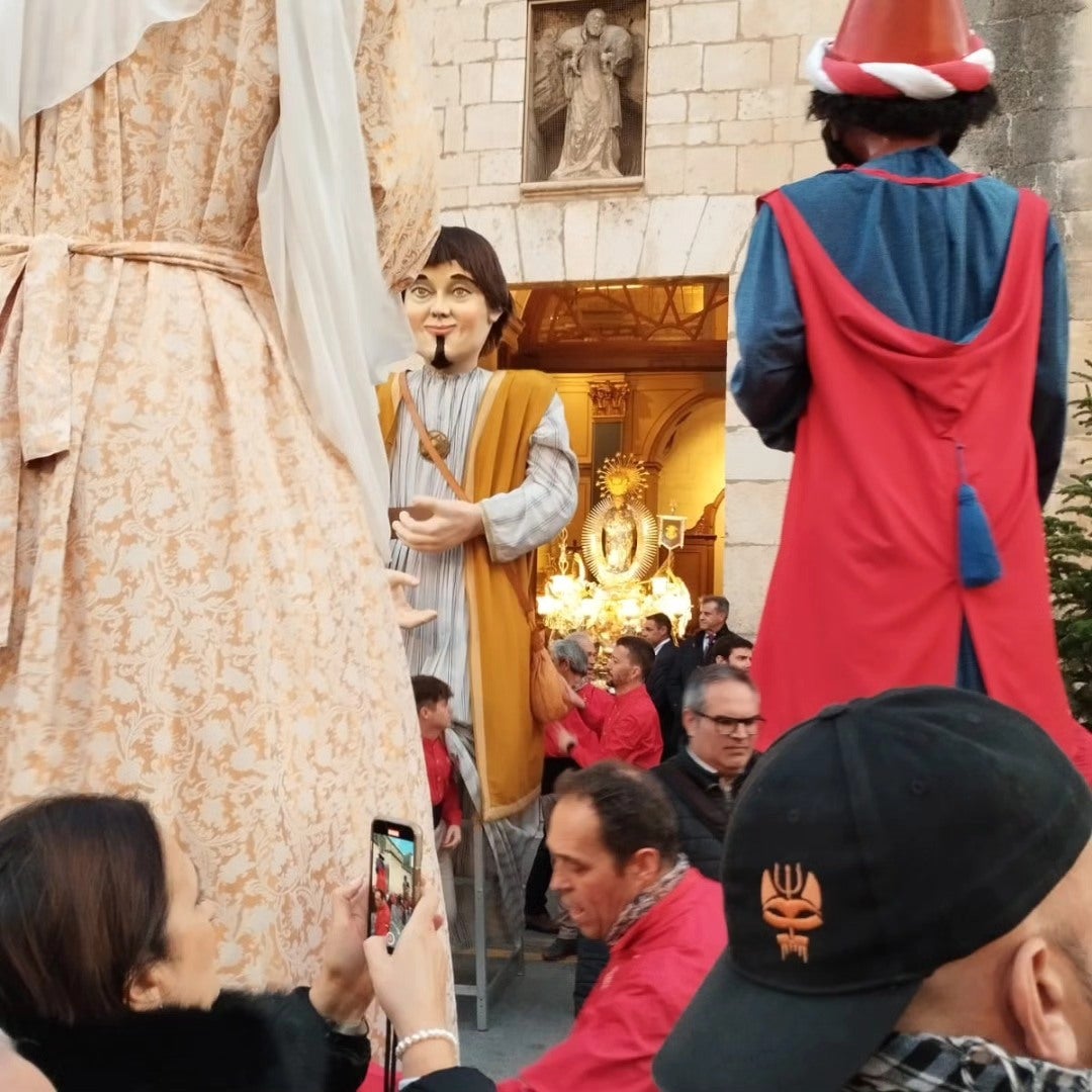 Salida de la Purísima del templo con los Gegants i Cabets en la puerta.