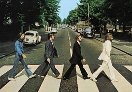 The Beatles cruzan Abbey Road en Londres.