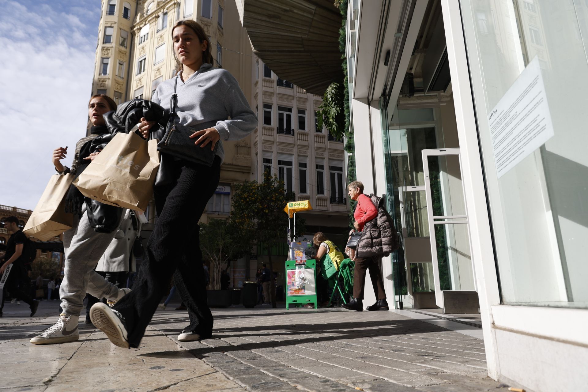 Un viernes festivo de compras por Valencia