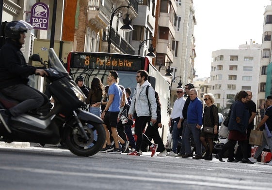 Decenas de personas cruzan la calle Ruzafa, este viernes.