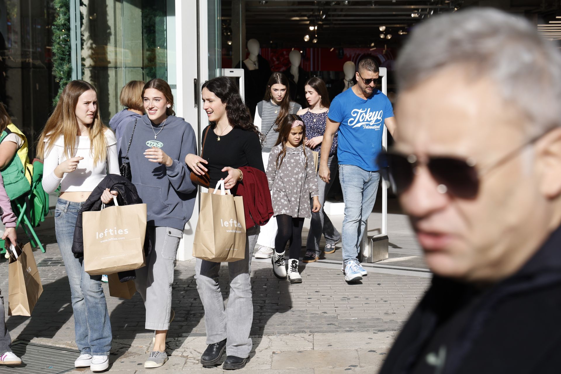 Un viernes festivo de compras por Valencia