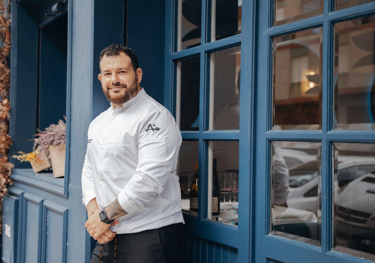 Alejandro Platero a laentrada de su restaurante.