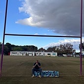 César Sempere, debajo de una de las porterías del campo de rugby que quedó arrasado por la DANA.