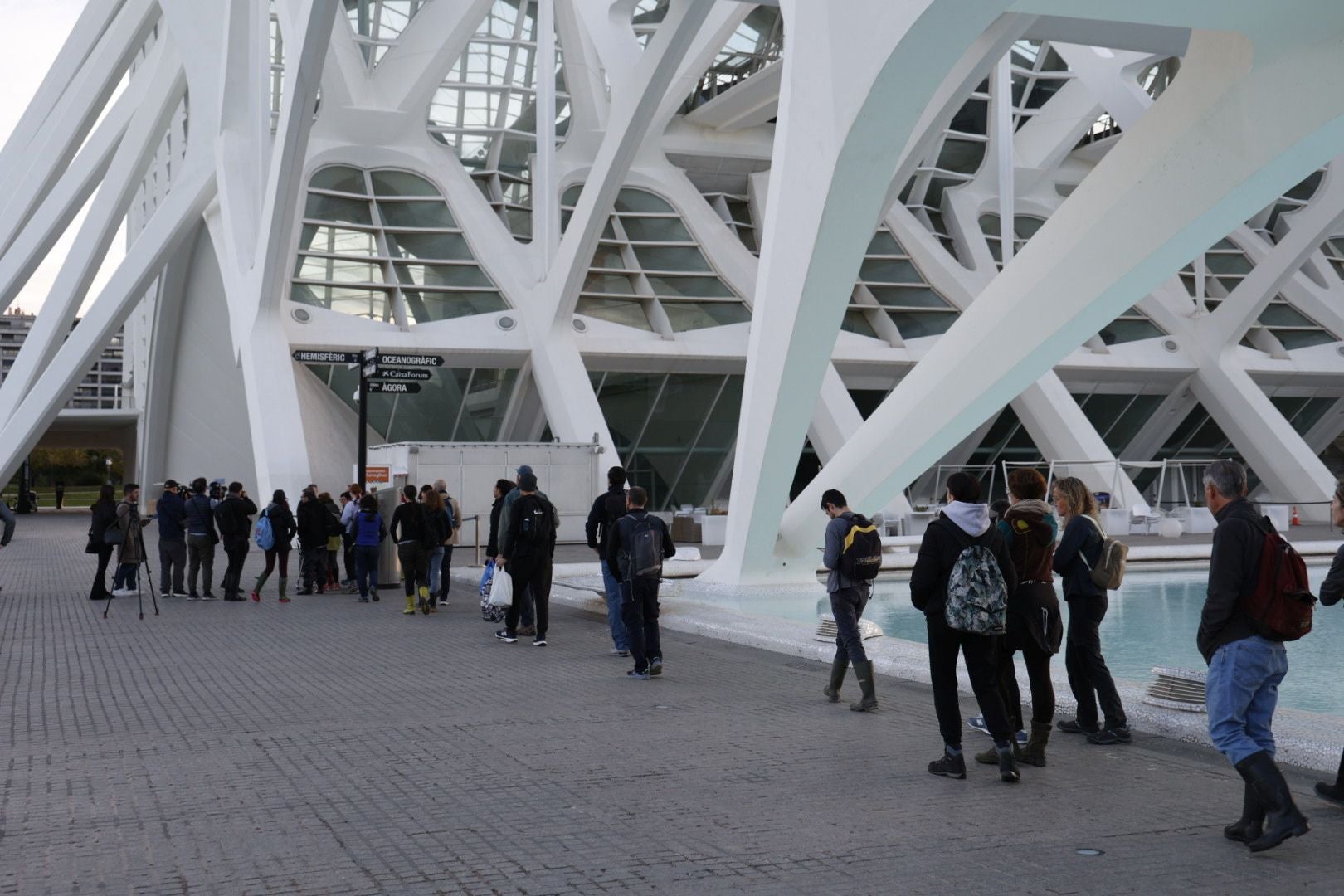 El voluntariado organizado se desinfla en la Ciudad de las Artes más de un mes después de la tragedia