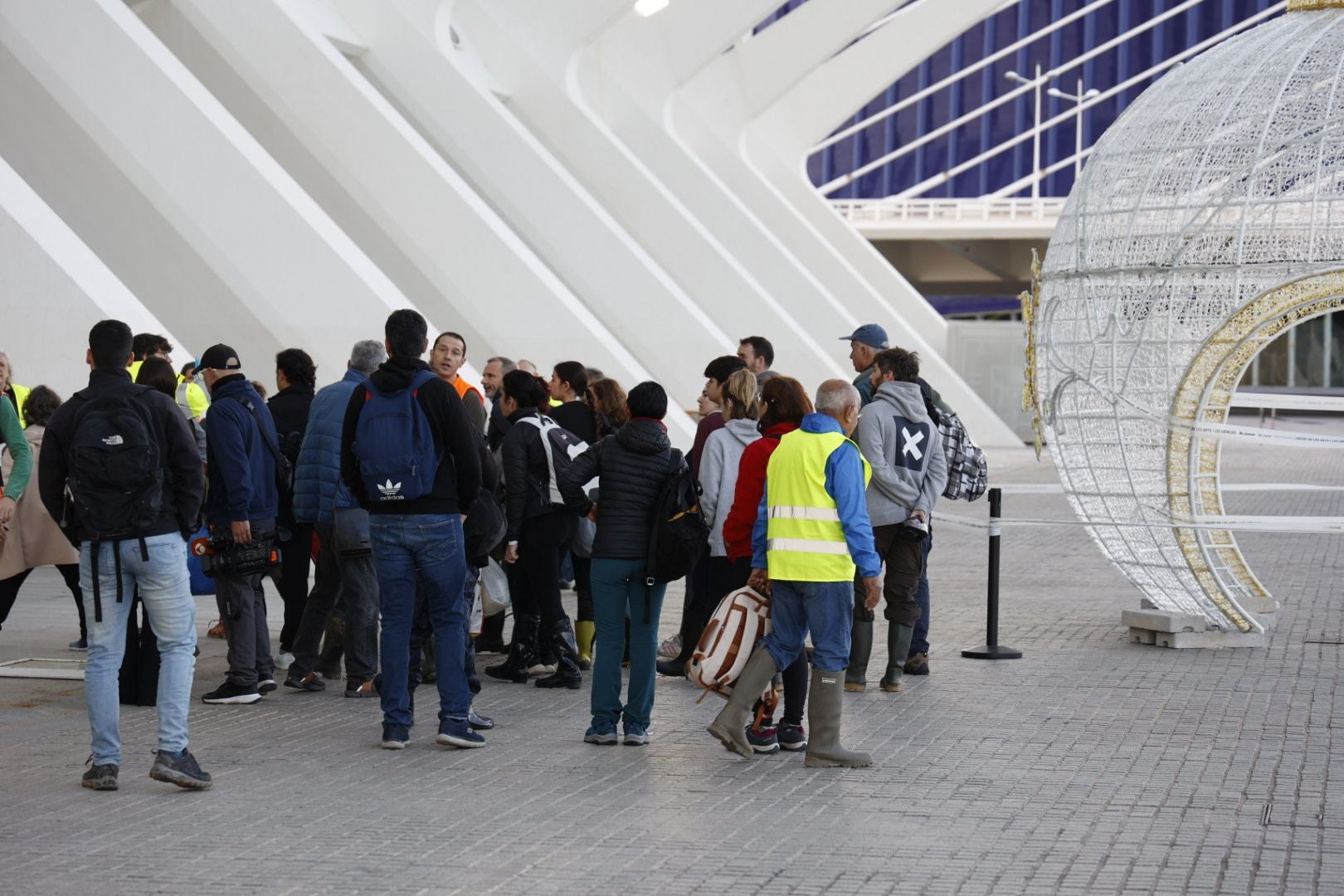 El voluntariado organizado se desinfla en la Ciudad de las Artes más de un mes después de la tragedia