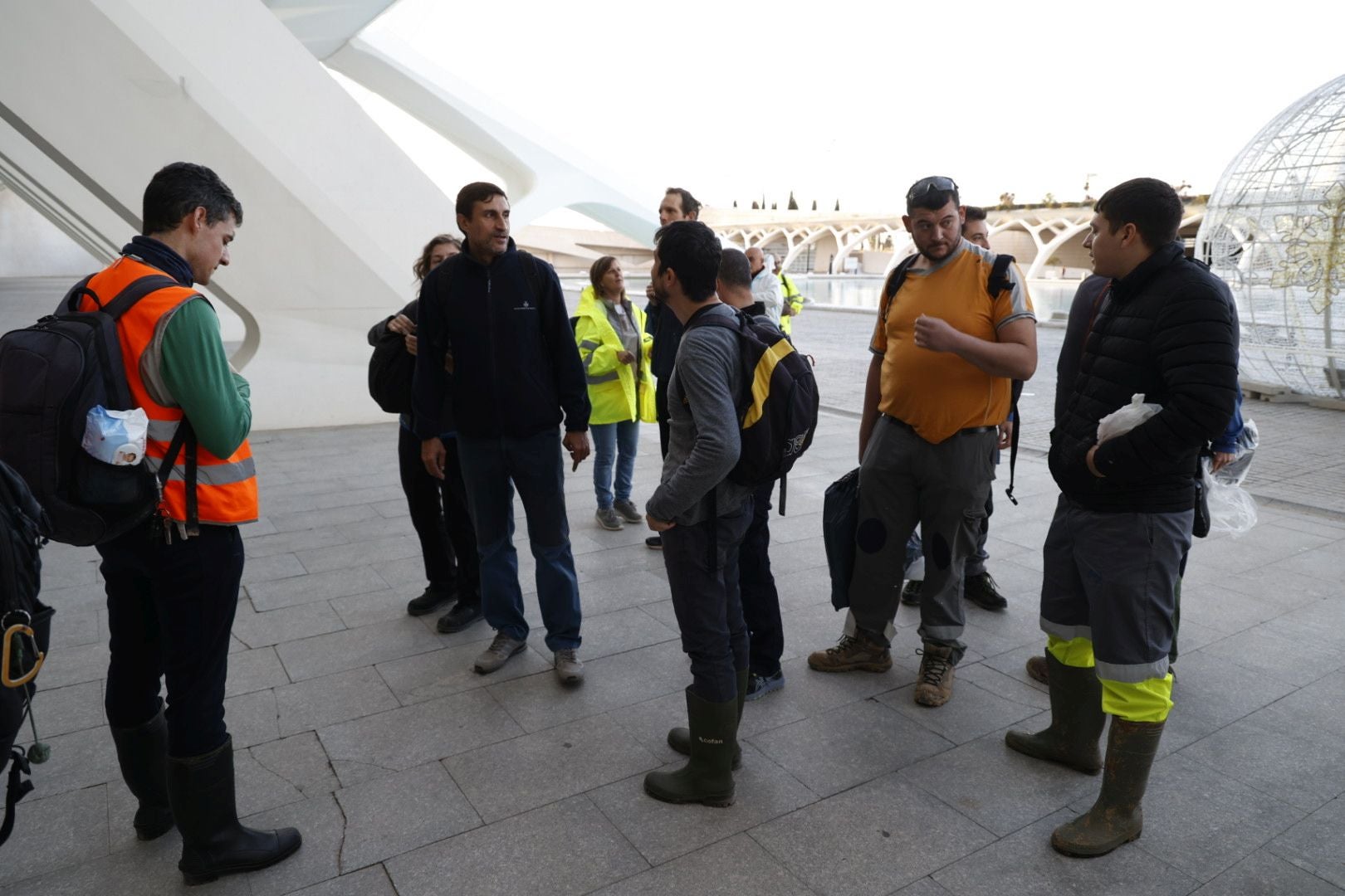 El voluntariado organizado se desinfla en la Ciudad de las Artes más de un mes después de la tragedia