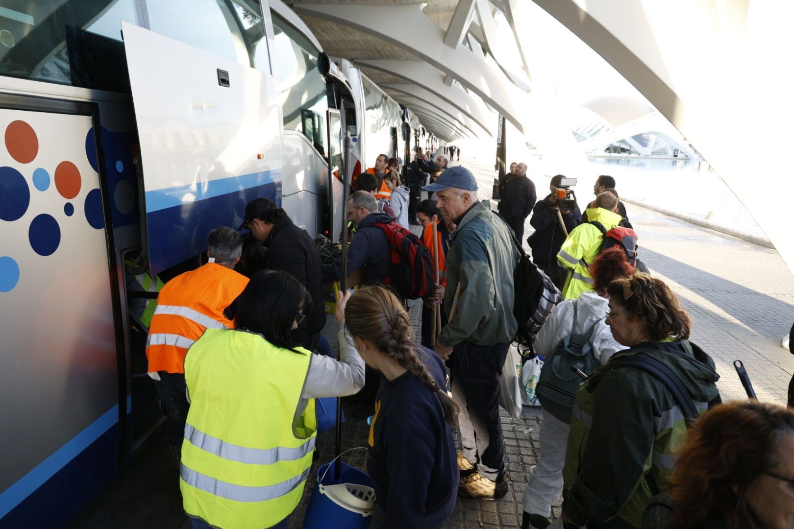 El voluntariado organizado se desinfla en la Ciudad de las Artes más de un mes después de la tragedia