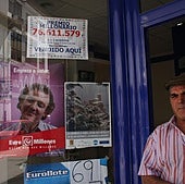 Una administración de lotería entrega premio Euromillones. Imagen de archivo.