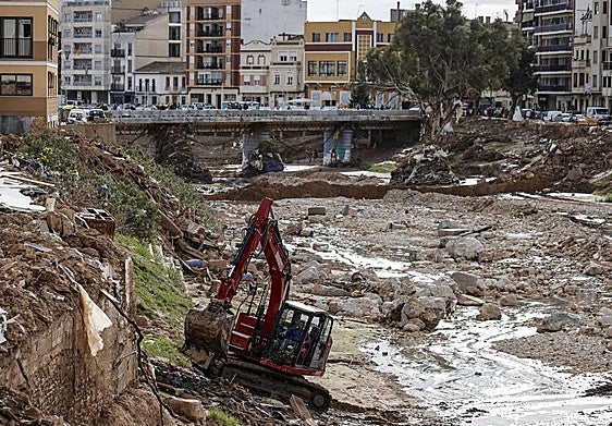 Trabajos en el barranco del Poyo a su paso por Paiporta.
