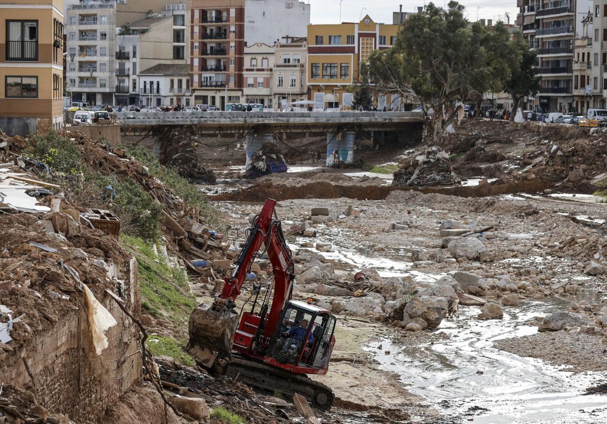 Trabajos en el barranco del Poyo a su paso por Paiporta.