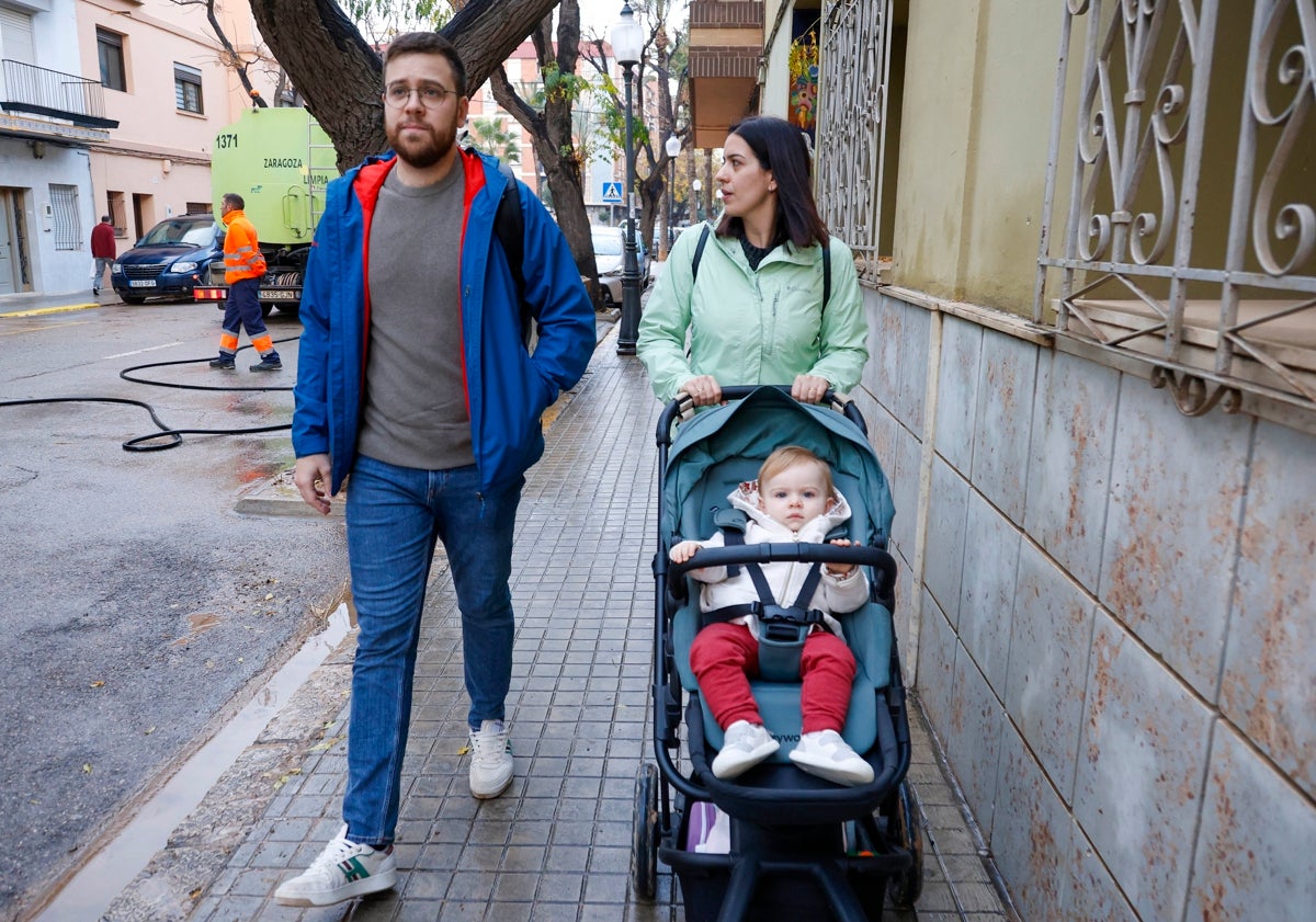 Imagen principal - Varias escenas del reportaje: Laia, con sus padres; su bisabuela, Carmen y su abuela Imma.