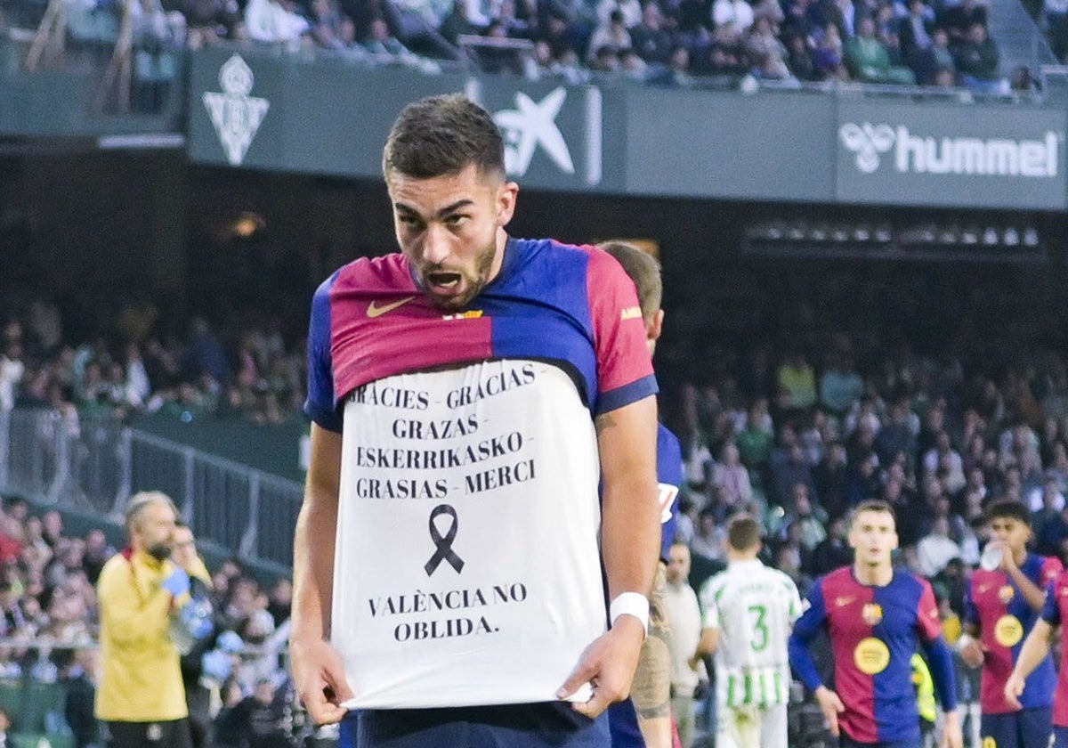 Ferran Torres muestra una camiseta de apoyo a Valencia y agradecimiento a los voluntarios.