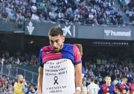 Ferran Torres muestra una camiseta de apoyo a Valencia y agradecimiento a los voluntarios.