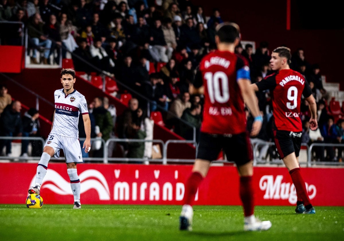 Elgezabal controla el balón ante dos futbolistas del Mirandés.