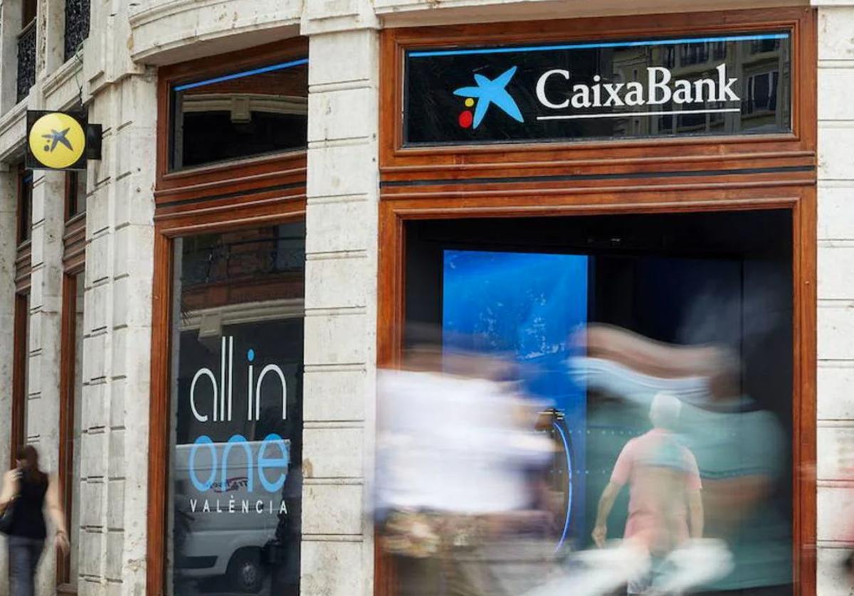 Una oficina de Caixabank en una imagen de archivo.