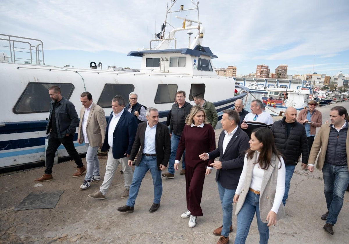 El conseller de Agricultura y Pesca, Miguel Barrachina, durante el encuentro con pescadores.