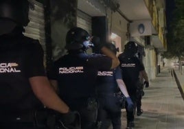 Agentes de la Policía Nacional se disponen a entrar en una de las viviendas registradas en la operación.