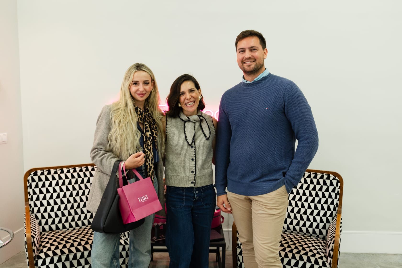 Marta Felinis con los doctores Abel Llinás y Amparo González-Fontana.