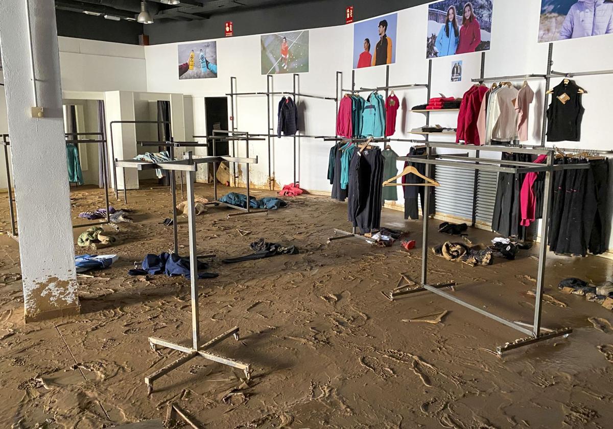 Así se vivieron los saqueos en Bonaire durante la DANA: «Llegó una marea de unas treinta personas dispuestas a arrasar con las tiendas»
