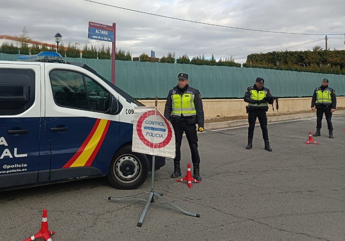 Agentes de la Policía Nacional de Alicante, durante un control de seguridad.