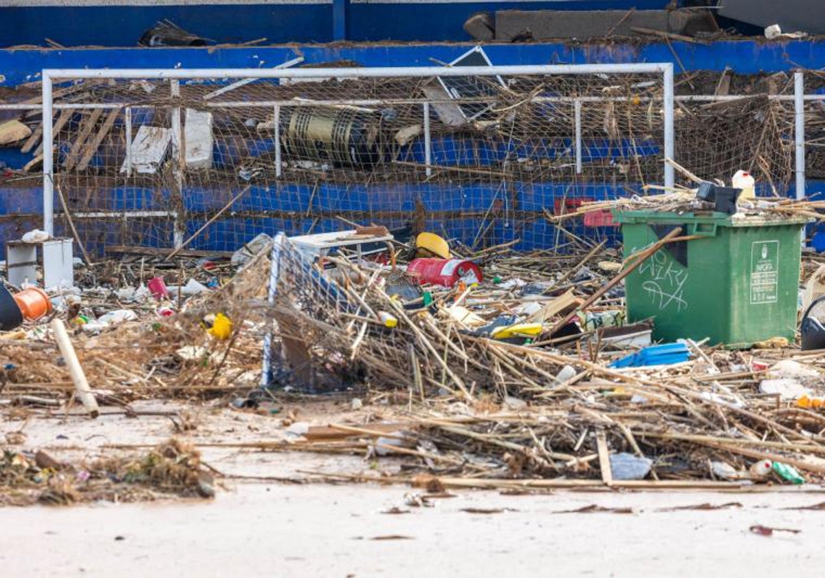 Basura y fango acumulados en las instalaciones deportivas de Paiporta.