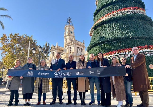 Autoridades y organizadores de la San Silvestre Popular de Valencia.