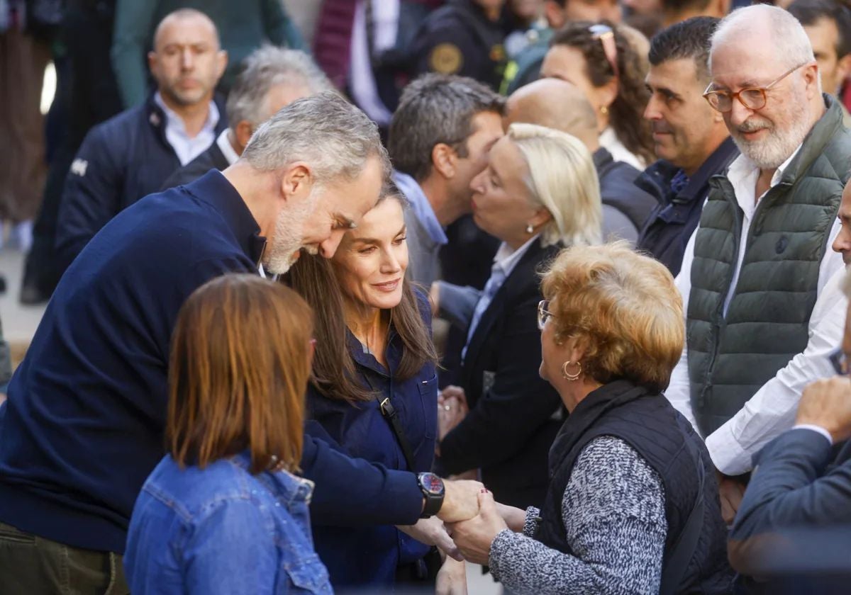 Los REyes de España durante su visita a Chiva.