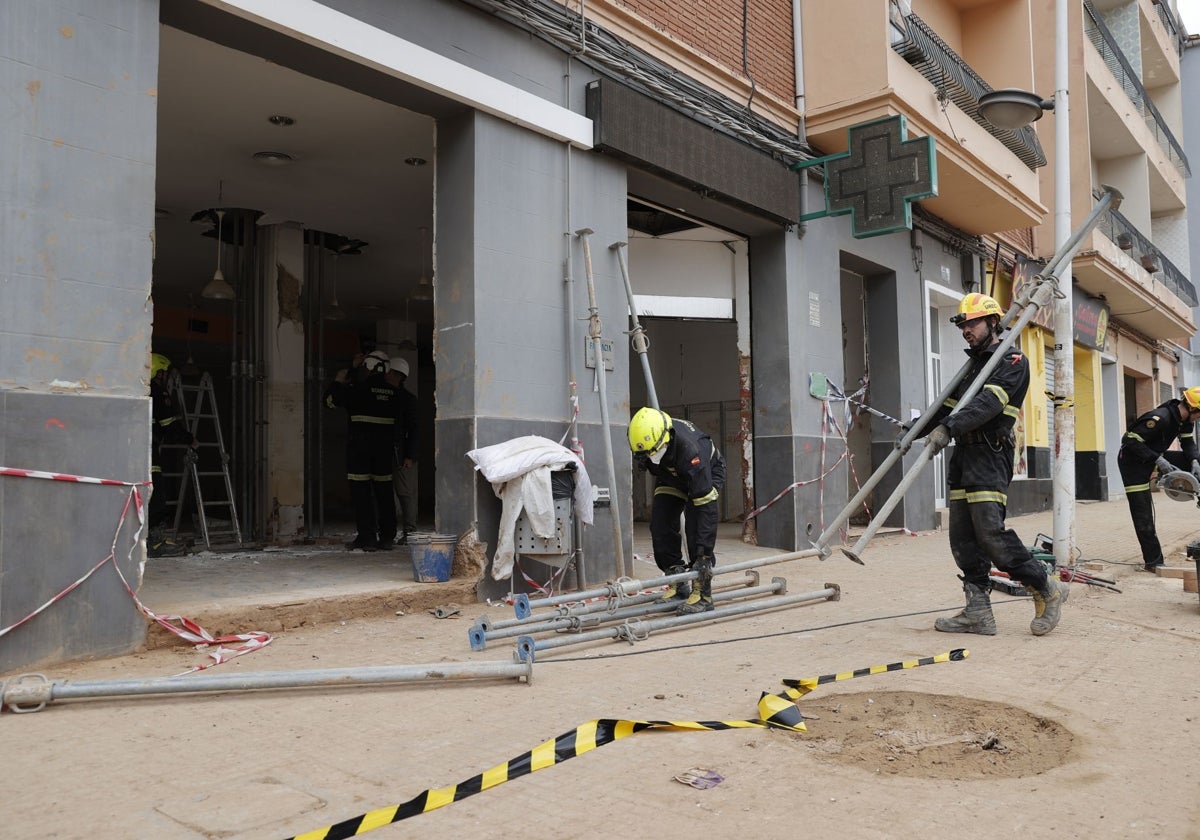 Labores de apuntalamiento de un edificio dañado por el lodo en Paiporta.