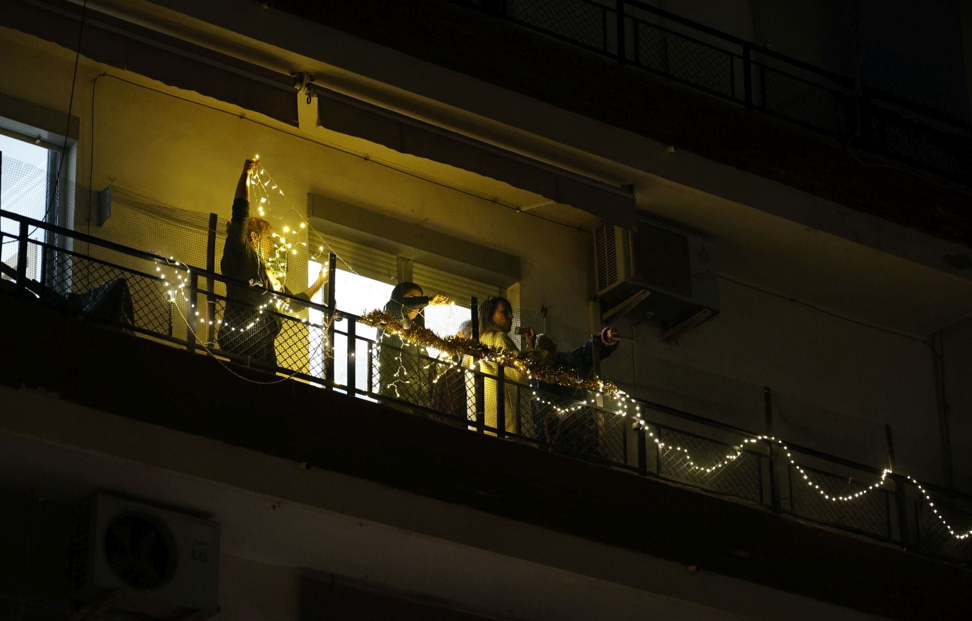 La DANA no puede con la Navidad: encendido de luces en el barrio Orba de Alfafar