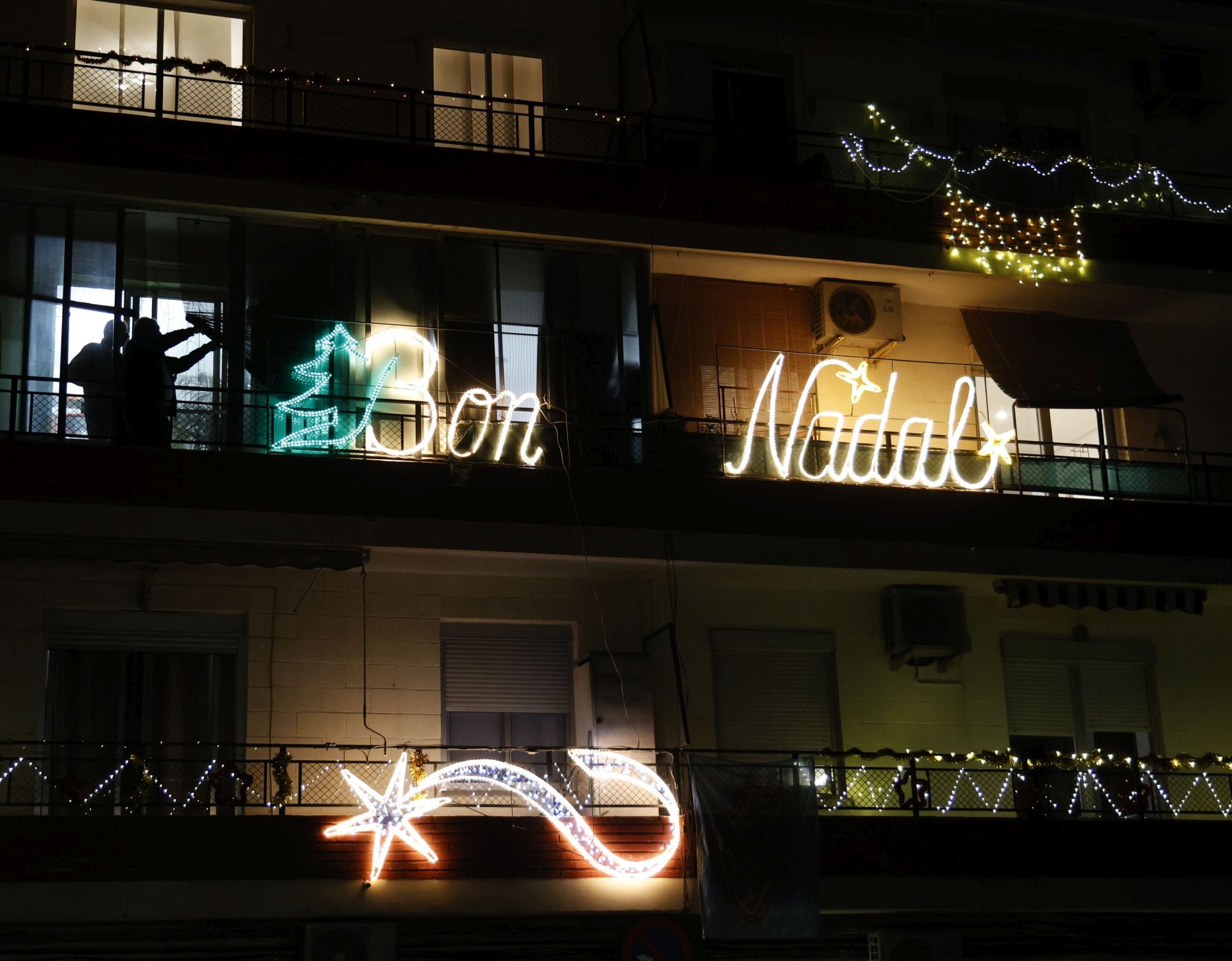 La DANA no puede con la Navidad: encendido de luces en el barrio Orba de Alfafar