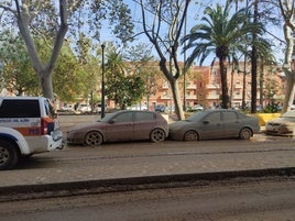 Vehículos afectados en una calle de Algemesí.