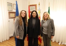 La alcaldesa, Elisa Verdevío, y la concejala, Diana Zaragoza, junto a la italiana del programa Eurodisea, Maddalena Loi.