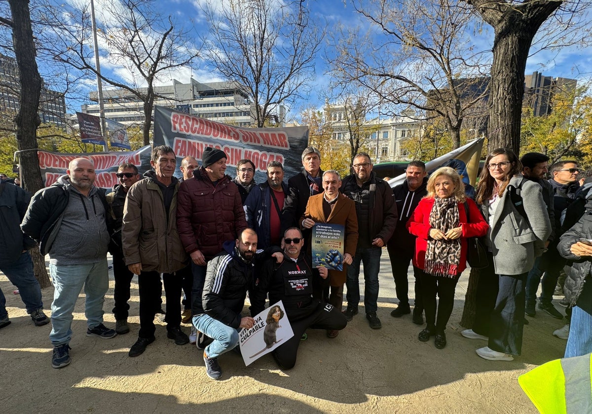 El conseller, junto a algunos manifestantes del sector pesquero, en Madrid.