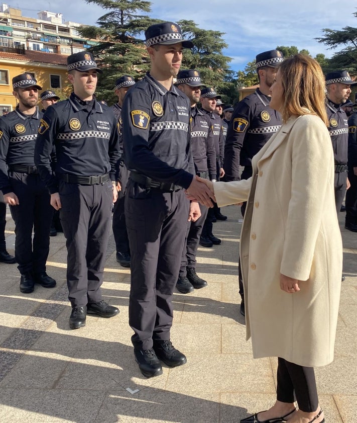 Imagen secundaria 2 - Acto de presentación de los 207 nuevos agentes de la Policía Local de Valencia.